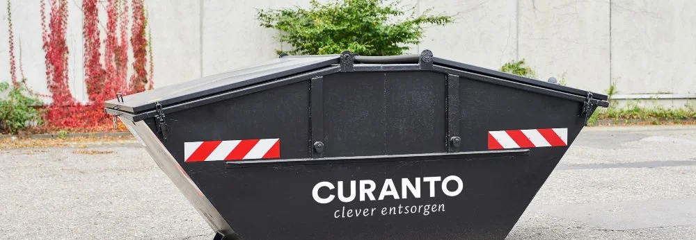 Großer schwarzer Müllcontainer